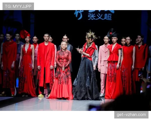 张家齐一身西装像要开发布会，五分钟后在路边摊点了最便宜那碗面